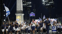 ליהיא בן-דוד ואדם ברדיצ'בסקי, נושאים את דגל ישראל בראש המשלחת, בטקס הפתיחה של המשחקים הפראלימפיים בפריז (צילום: AP Photo/Christophe Ena)