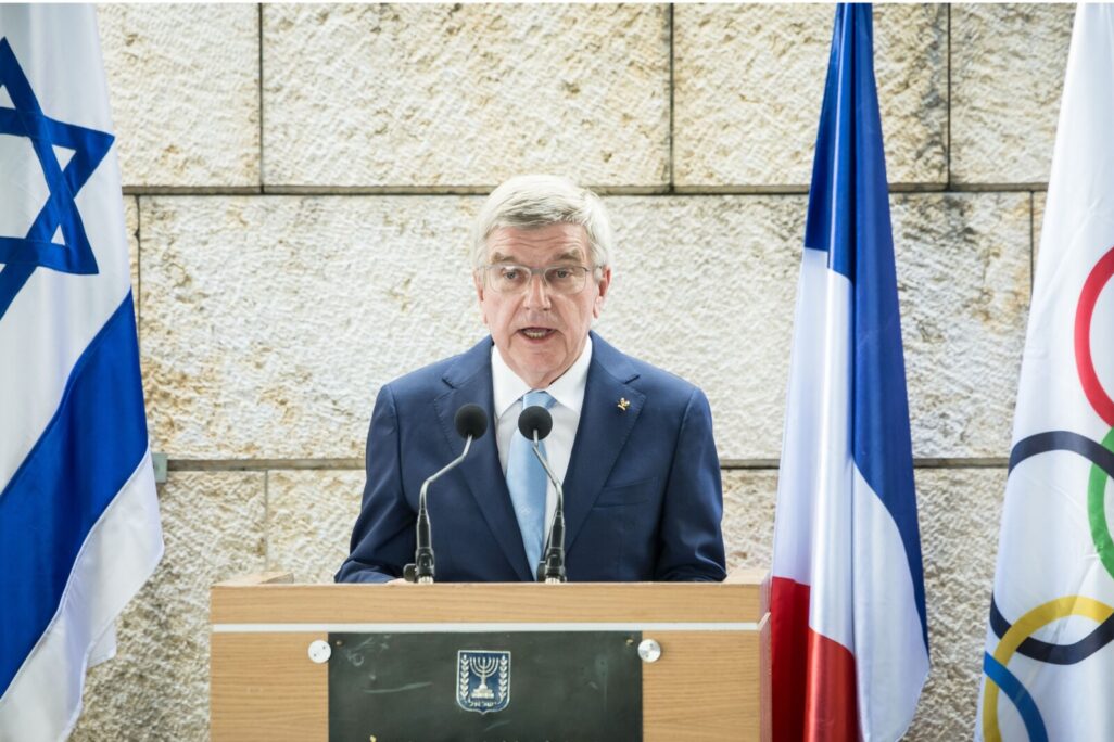 נשיא הוועד האולימפי תומאס באך, בטקס בפריז לזכר י"א חללי מינכן 1972 (צילום: הוועד האולימפי בישראל)