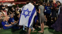 חילונים ודתיים נאספים בערב תשעה באב לקריאה במגילת איכה, תל אביב, 2023 (צילום: תומר נויברג/פלאש90)