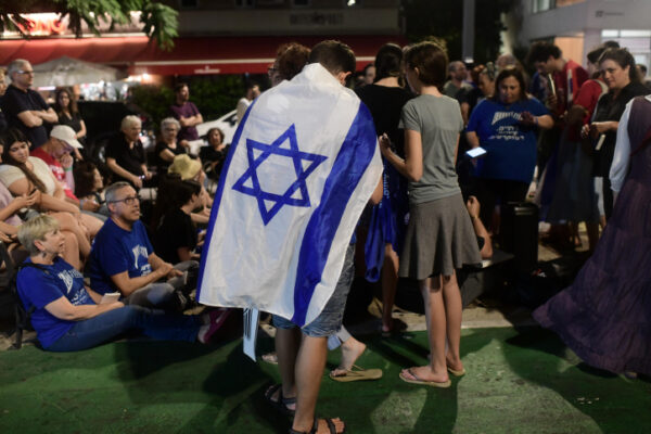 חילונים ודתיים נאספים בערב תשעה באב לקריאה במגילת איכה, תל אביב, 2023 (צילום: תומר נויברג/פלאש90)