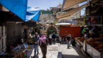 עוברי אורח בעיר העתיקה בירושלים (אילוסטרציה: חיים גולדברג/פלאש90)