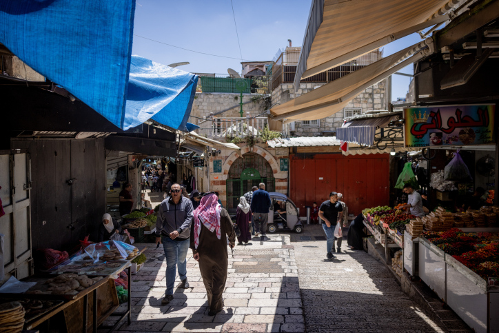 עוברי אורח בעיר העתיקה בירושלים (אילוסטרציה: חיים גולדברג/פלאש90)