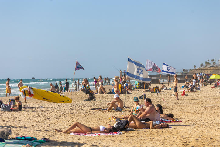 חוף בבת ים (צילום: יוסי אלוני/פלאש90) חוף בבת ים (צילום: יוסי אלוני/פלאש90)