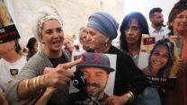 מחאה בדיון בג״ץ שעסק בכליאת מחבלי חמאס בשדה תימן (צילום: יונתן זינדל/ פלאש90)