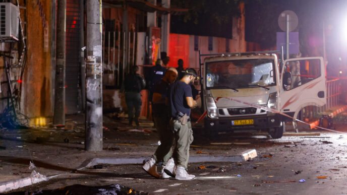 כוחות ביטחון והצלה בזירת הפיגוע בתל אביב (צילום: יהושע יוסף/ פלאש 90)