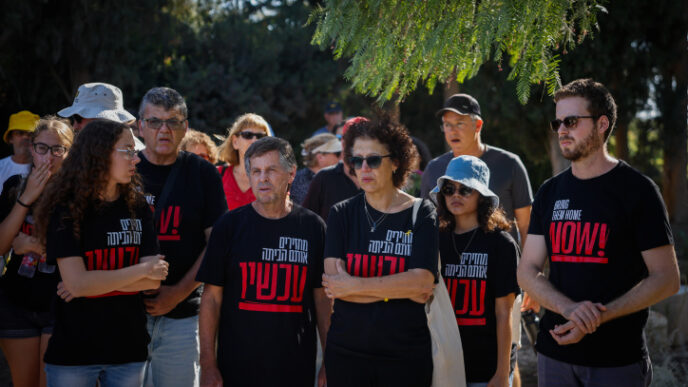 בני משפחתו של יגב בוכשטב ז"ל בהלווייתו בקיבוץ נירים (צילום: חיים גולדברג / פלאש 90)