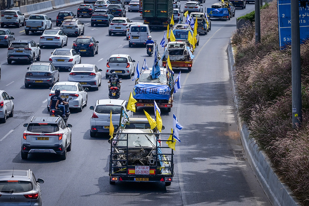 שיירת המכוניות של משפחות החטופים (צילום: אבשלום ששוני/פלאש 90)