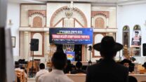 הרב יעקב עדס נואם בכנס הסברה נגד גיוס לצה"ל לחרדים בבית כנסת באלעד (צילום: אור גואטה)