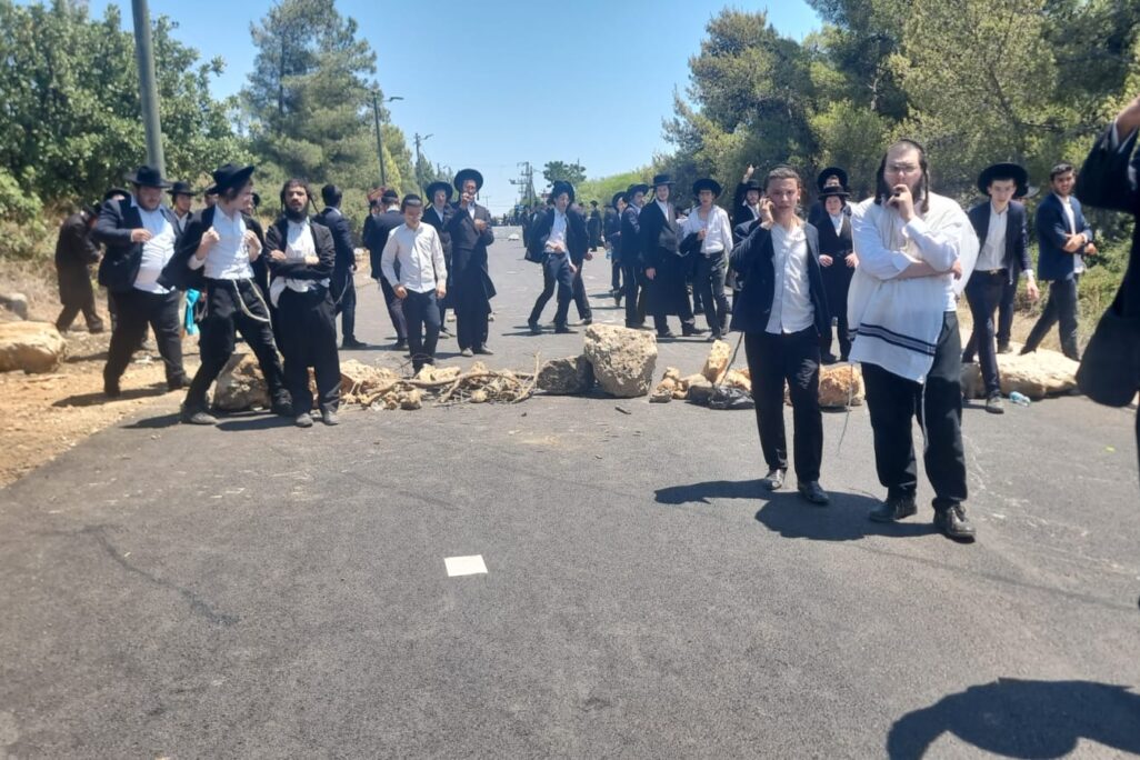 מפגינים נגד גיוס חרדים חוסמים דרך באבנים (צילום: דוברות המשטרה)