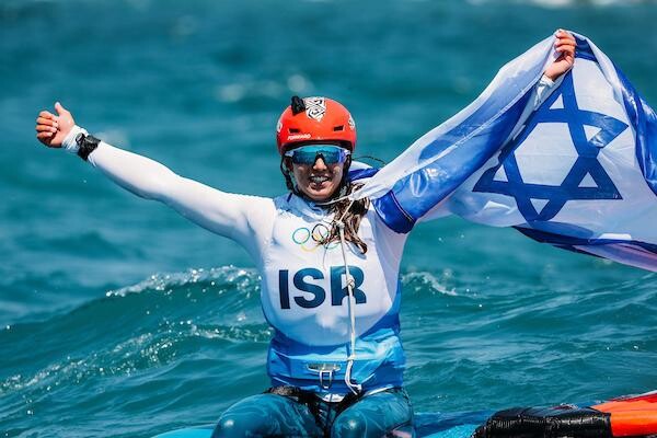שרון קנטור חוגגת את הזכייה במדליית הכסף האולימפית בגלישת רוח (צילום: world sailing)