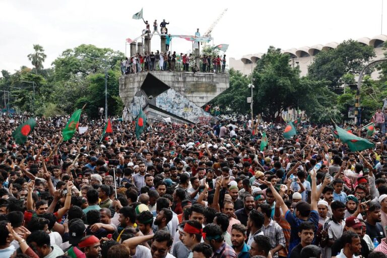 אזרחי בנגלדש חוגגים לאחר התפטרות ראש הממשלה (צילום: REUTERS/Mohammad Ponir Hossain)