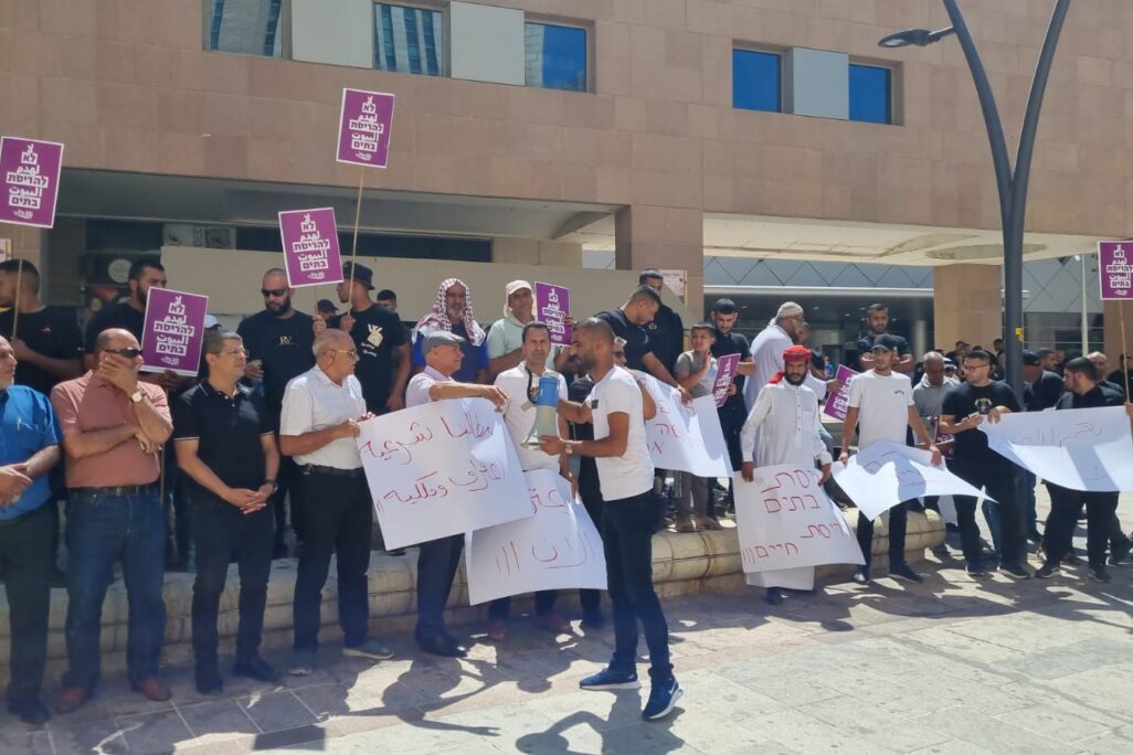 הפגנת מחאה ברחבת בתי המשפט בבאר שבע נגד הריסות בתים ביישובי הבדואים בנגב (צילום: המועצה לכפרים לא מוכרים) הפגנת מחאה ברחבת בתי המשפט בבאר שבע נגד הריסות בתים ביישובי הבדואים בנגב (צילום: המועצה לכפרים לא מוכרים)