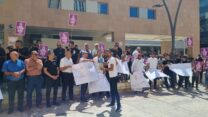 הפגנת מחאה ברחבת בתי המשפט בבאר שבע נגד הריסות בתים ביישובי הבדואים בנגב (צילום: המועצה לכפרים לא מוכרים)