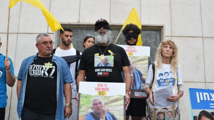 יאיר מוזס, בנו של החטוף גדי מוזס (במרכז) עם בני משפחות חטופים סמוך להיכל העצמאות בתל אביב, לפני יציאה לצעדה בדרישה לשחרורם (צילום: אורן דגן)