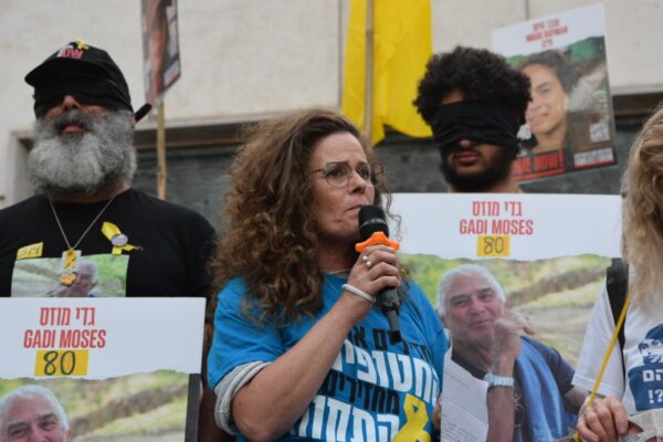 אל"מ (מיל') טליה לנקרי בצעדה בתל אביב למען שחרור החטופים (צילום: אורן דגן)