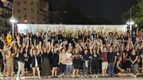 משתתפי ריקוד לציון יום הולדתה של החטופה רומי גונן, ברחבת עיריית רחובות (צילום: מטה משפחות החטופים ברחובות)