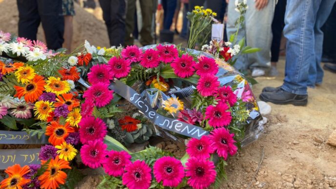 הזר שהניח שר הקליטה אופיר סופר בהלווייתו של יגב בוכשטב ז"ל, בשם הממשלה (צילום: יהל פרג')