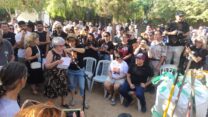 רותי מונדר סופדת לבעלה אברהם (צילום: ניצן צבי כהן)