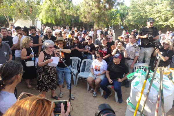 רותי מונדר סופדת לבעלה אברהם (צילום: ניצן צבי כהן)