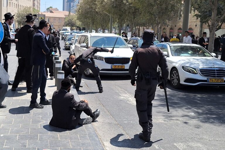 אלימות משטרתית בהפגנת חרדים נגד הגיוס בירושלים (צילום: אור גואטה)