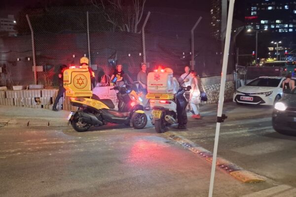 חובשים מטפלים במפגין שהותקף (צילום: הדס יום טוב)
