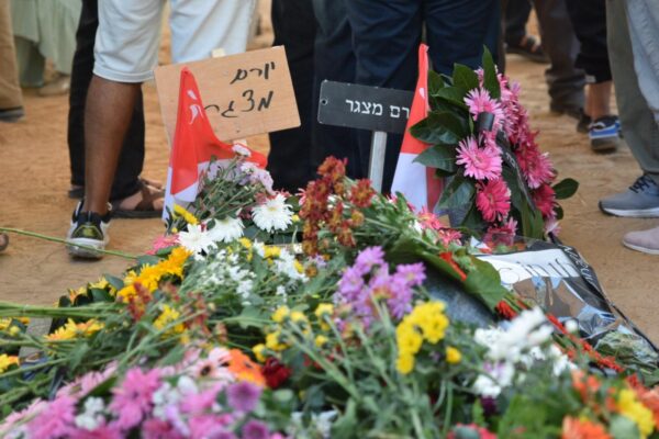 קברו של יורם מצגר בתום הלווייתו (צילום: אורן דגן)