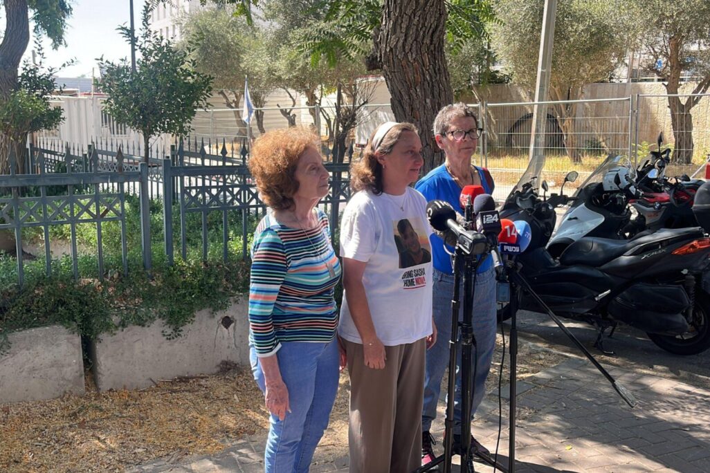יוכבד ליפשיץ (מימין), לנה טרופנוב ואלה בן עמי (צילום: מטה המשפחות להחזרת החטופים) יוכבד ליפשיץ (מימין), לנה טרופנוב ואלה בן עמי (צילום: מטה המשפחות להחזרת החטופים)
