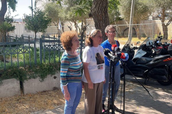 יוכבד ליפשיץ (מימין), לנה טרופנוב ואלה בן עמי (צילום: מטה המשפחות להחזרת החטופים)