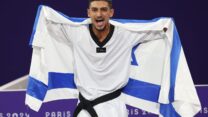 לוחם הטאקוונדו אסף יסעור לאחר שניצח בגמר במשחקים הפראלימפיים בפריז 2024, וזכה במדליית הזהב הראשונה של ישראל במשחקים אלו, והראשונה בענף (צילום: לילך וייס רוזנברג, הוועד הפראלימפי)