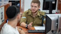 צעיר חרדי בצו ראשון בתל בשומר (צילום: דובר צה"ל)