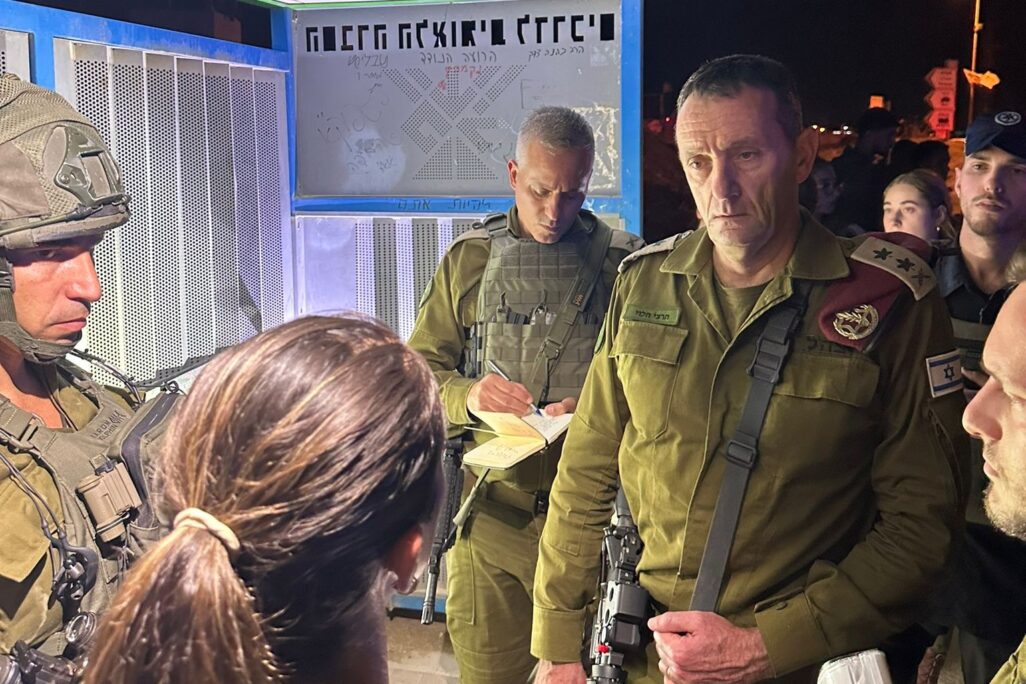הרמטכ"ל בזירת הפיגוע בבקעת הירדן (צילום: דובר צה"ל) הרמטכ"ל בזירת הפיגוע בבקעת הירדן (צילום: דובר צה"ל)