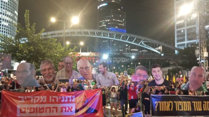 הפגנת בני ובנות משפחות חטופים בדרך בגין בתל אביב (צילום: מאור הוימן)