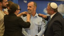 רב ניצב דני לוי מקבל דרגה מהשר איתמר בן גביר בטקס כניסתו לתפקיד מפכ״ל המשטרה (צילום: דוברות המשטרה)