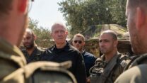 שר הביטחון יואב גלנט עם לוחמים לאחר תרגיל במתאר הצפוני (צילום: אריאל חרמוני/ משרד הביטחון)