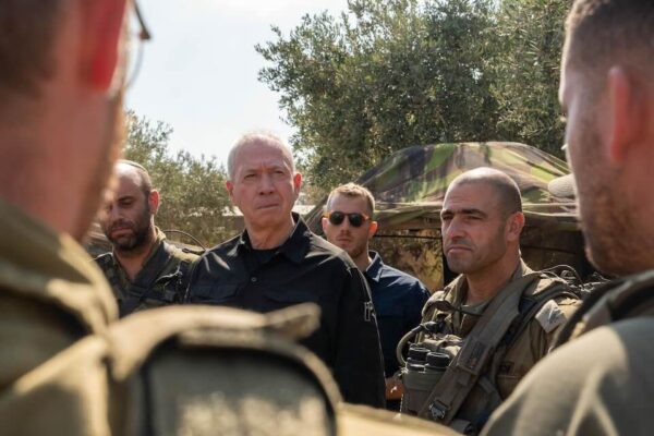 שר הביטחון יואב גלנט עם לוחמים לאחר תרגיל במתאר הצפוני (צילום: אריאל חרמוני/ משרד הביטחון)