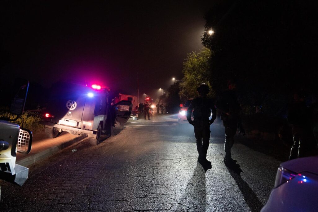 חיילי צה"ל ביישוב כרמי צור בגוש עציון, במהלך סריקות אחרי מחבלים לאחר פיגוע חדירה ליישוב (צילום: דובר צה"ל) חיילי צה"ל ביישוב כרמי צור בגוש עציון, במהלך סריקות אחרי מחבלים לאחר פיגוע חדירה ליישוב (צילום: דובר צה"ל)