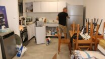 סטפן גאז מבארי מתארגן למעבר לחצרים (צילום: ג'יבה שרדני)