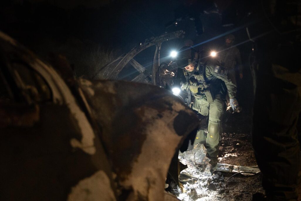 חיילי צה"ל ביישוב כרמי צור בגוש עציון, במהלך סריקות אחרי מחבלים לאחר פיגוע חדירה ליישוב (צילום: דובר צה"ל) חיילי צה"ל ביישוב כרמי צור בגוש עציון, במהלך סריקות אחרי מחבלים לאחר פיגוע חדירה ליישוב (צילום: דובר צה"ל)