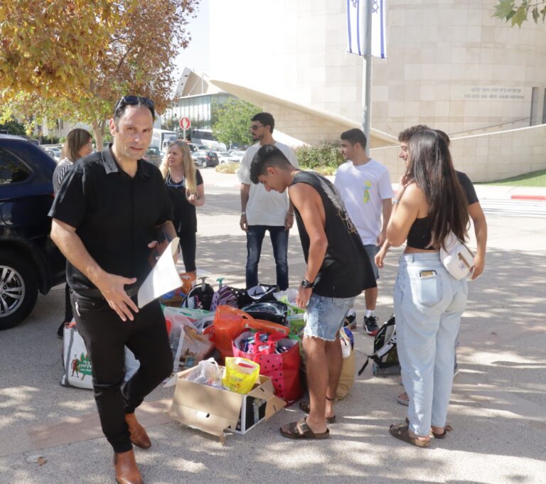 זפרני והתלמידים במעבר לאוניברסיטת תל אביב (צילום: אורט דנציגר)