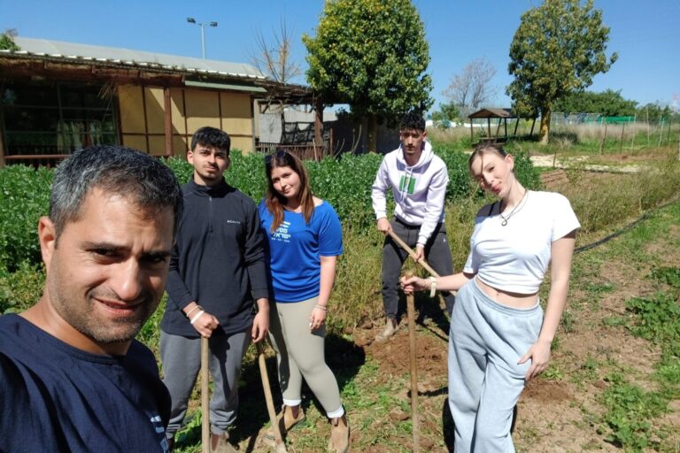 מחנך ב'אורט דנציגר' עם תלמידיו. "לקשר האישי עם מערכת החינוך של קריית שמונה תהיה משמעות בהחלטה על החזרה לעיר" (צילום: אורט דנציגר)