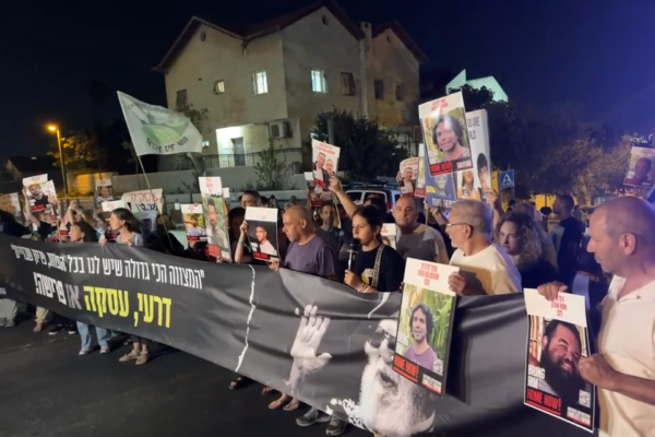 אלה בן עמי שאביה חטוף במחאה מול הבית של אריה דרעי (צילום מסך: מטה המשפחות להחזרת החטופים)