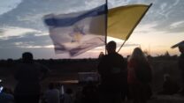 עצרת משפחות חטופים בקיבוץ בארי (צילום: צח בר-תור)