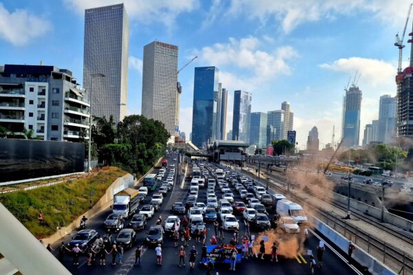 משפחות החטופים חוסמות את נתיבי איילון (צילום: דנור אהרון)