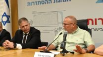 יו"ר ההסתדרות ארנון בר-דוד ושר החינוך יואב קיש בטקס חתימה על הסכם הפסיכולוגים (צילום: דוברות ההסתדרות)