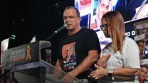 אייל מור, אחיינו של אברהם מונדר, בכיכר החטופים (צילום: פאולינה פטימר)