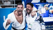 פיטר פלצ'יק והמאמן אורן סמדג'ה במשחקים האולימפיים בפריז 2024 (צילום: עודד קרני, הוועד האולימפי בישראל)