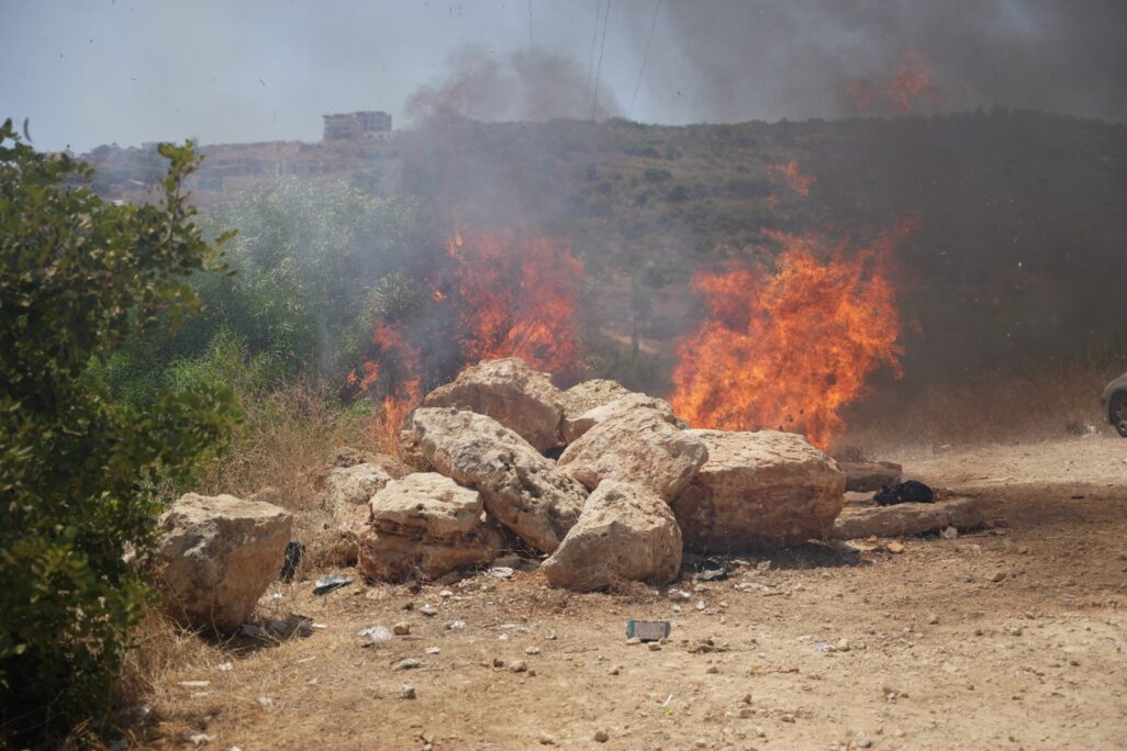 אש שהוצתה סמוך לגדר הבסיס מחו"ה אלון, במחאה נגד גיוס חרדים (צילום: דוברות המשטרה) אש שהוצתה סמוך לגדר הבסיס מחו"ה אלון, במחאה נגד גיוס חרדים (צילום: דוברות המשטרה)