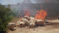 אש שהוצתה סמוך לגדר הבסיס מחו"ה אלון, במחאה נגד גיוס חרדים (צילום: דוברות המשטרה)