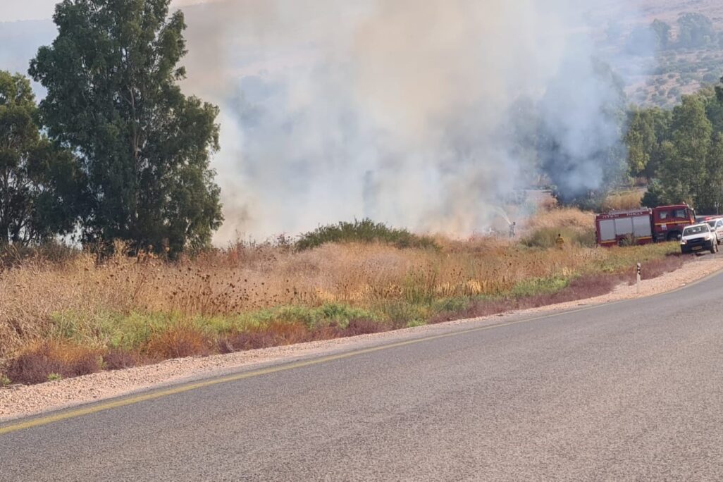 שריפה ליד גדות בגלל ירי רקטות (צילום: דוברות כיבוי אש)