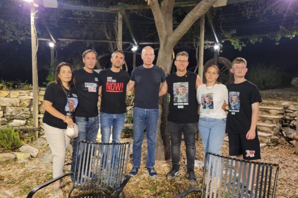 שר הביטחון גלנט עם נציגי משפחות חטופים שמחו מחוץ לביתו (צילום: מטה המשפחות להחזרת החטופים) 